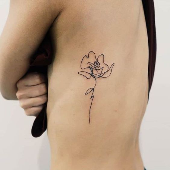 Tatouage Fleur En Trait Unique Sur Les Côtes