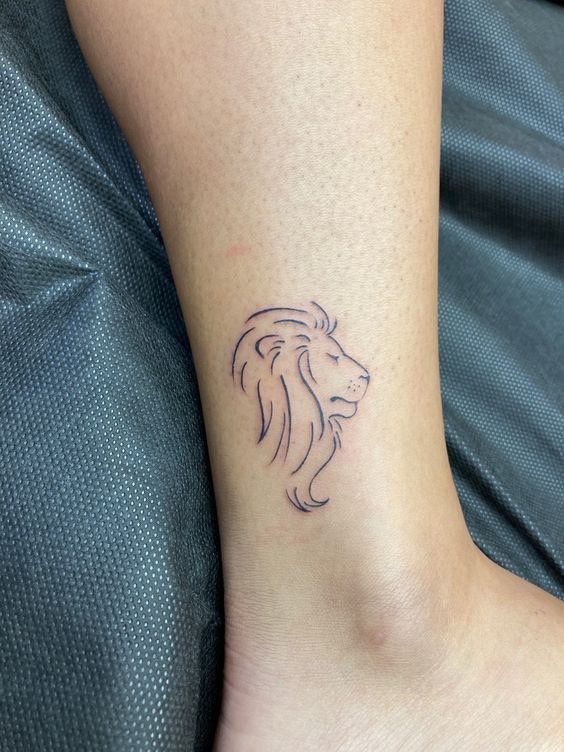 Tatouage Lion Minimaliste Sur La Cheville
