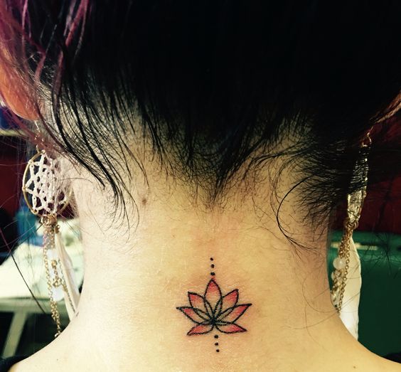 Tatouage Lotus Minimaliste Rouge Sur La Nuque