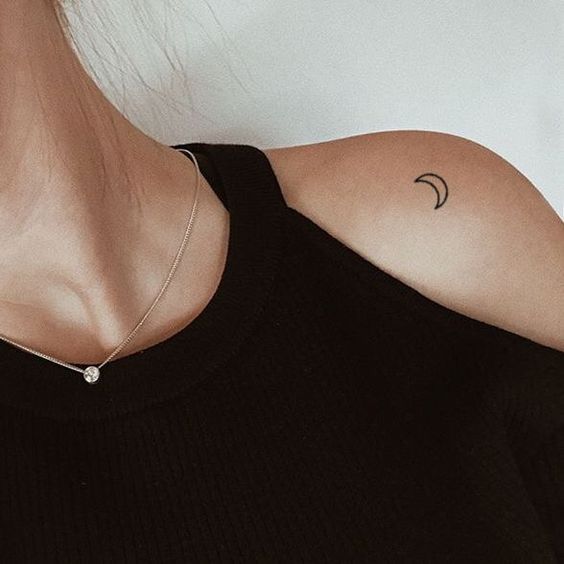 Tatouage Lune Discrète Sur L'épaule