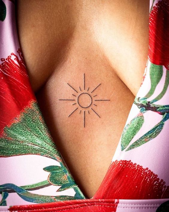 Tatouage Soleil Minimaliste Sur Le Sternum