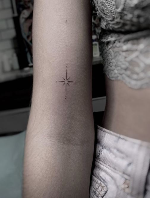 Tatouage Boussole Discrète Sur Le Bras