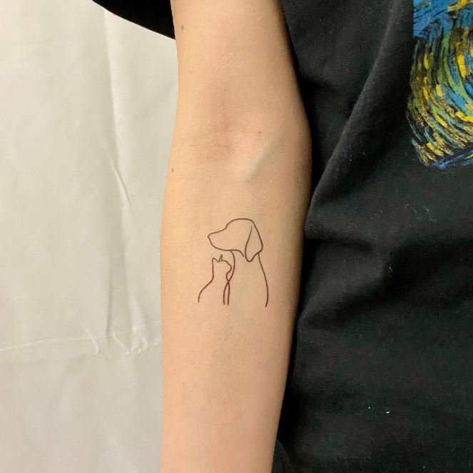 Tatouage Chien Et Chat Minimalistes Sur L'avant Bras
