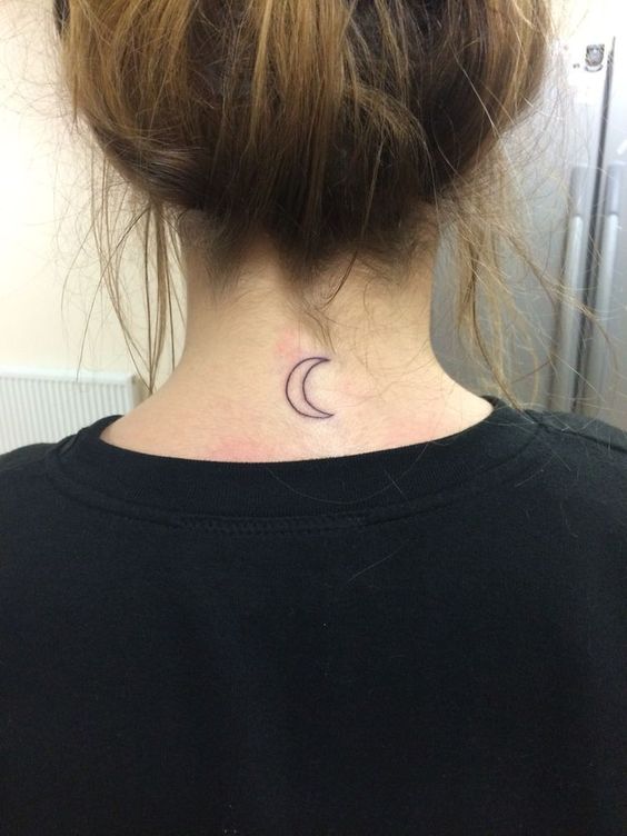 Tatouage Croissant De Lune En Lignes Fines Sur La Nuque