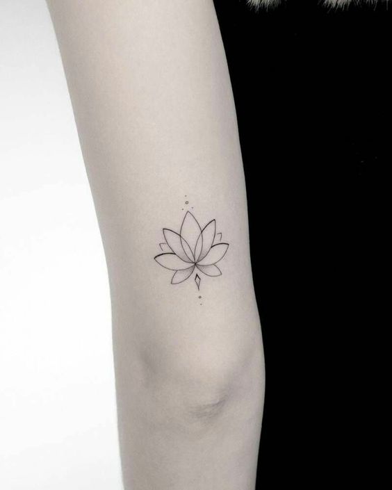 Tatouage Lotus Minimaliste Avec Ornement Sur Le Bras