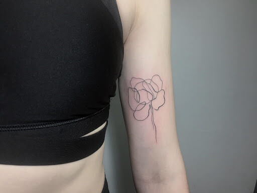 Tatouage Pivoine En Trait Unique Sur Le Bras