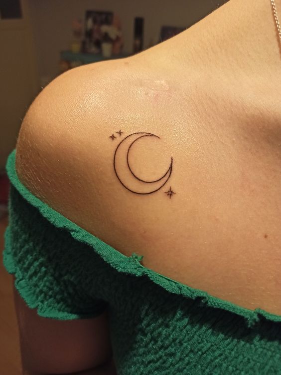 Tatouage Croissant De Lune Et étoiles Minimalistes Sur L'épaule