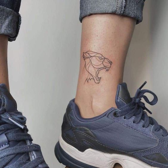 Tatouage Lionne En Lignes Fines Sur La Cheville