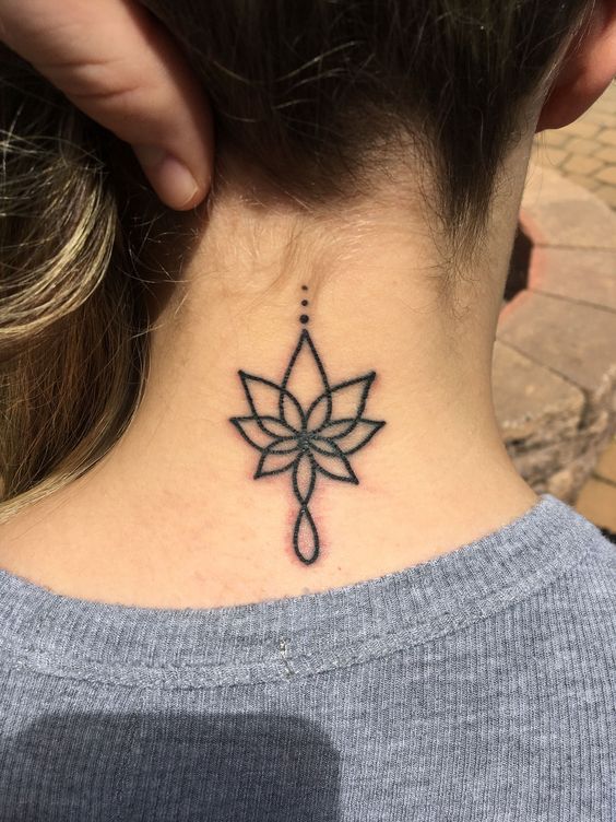 Tatouage Lotus Minimaliste à L'encre Noire Sur La Nuque