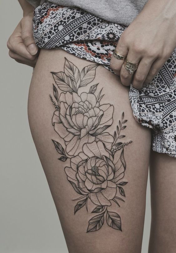 Tatouage Pivoines En Noir Et Gris Sur La Cuisse