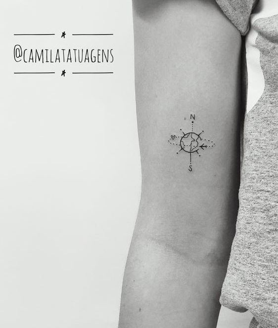 Tatouage Boussole, Avion, Coeur Et Planète Sur Le Bras