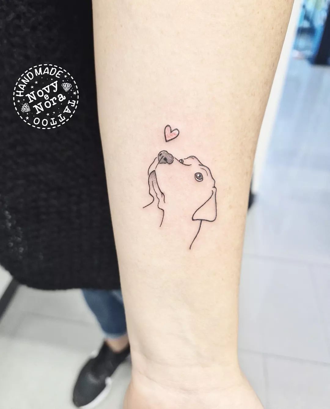 Tatouage Chien Et Coeur En Lignes Fines Sur L'avant Bras