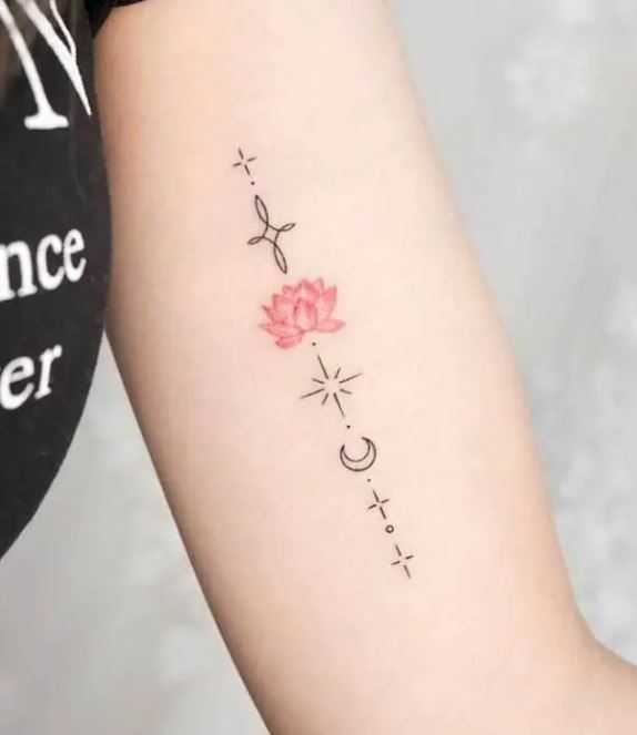 Tatouage Lotus Discret Avec Soleil, Lune Et étoiles Sur Le Bras