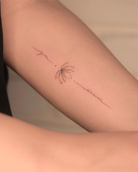 Tatouage Lotus Minimaliste Et Phrase Inspirante Sur Le Bras