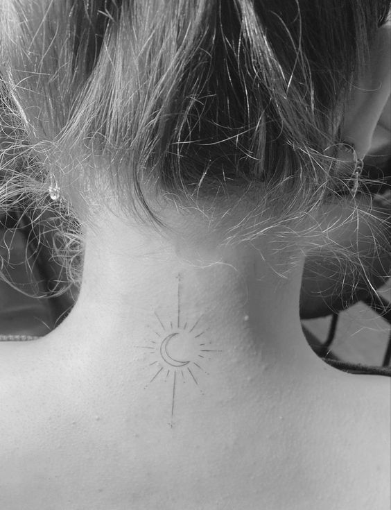 Tatouage Lune Et Soleil Minimaliste Sur La Nuque