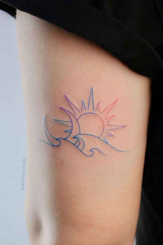 Tatouage Soleil, Lune Et Vagues Colorés Sur Le Bras