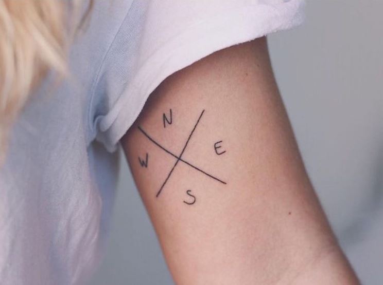 Tatouage Boussole En Lignes Fines Sur Le Bras