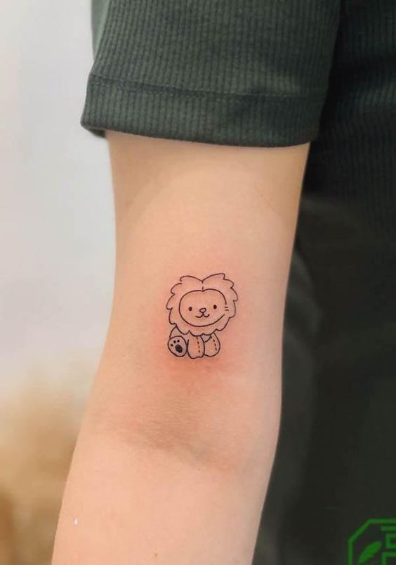 Tatouage Lion En Peluche Minimaliste Sur Le Bras