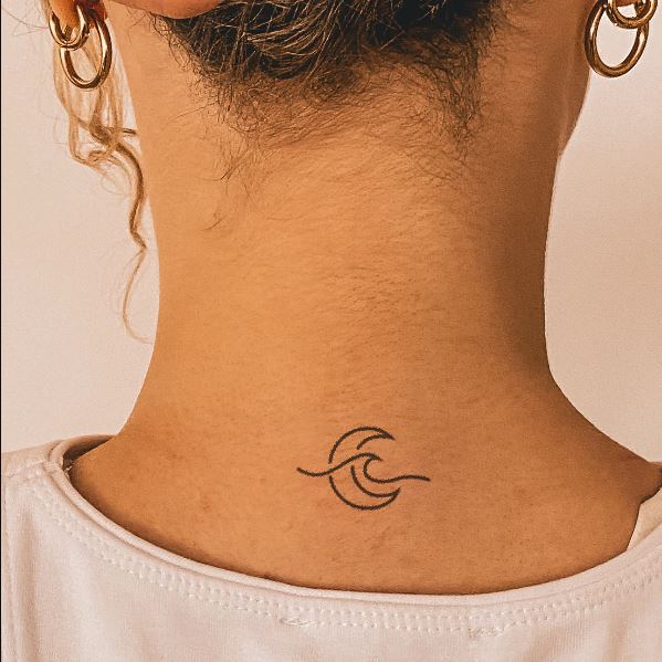 Tatouage Lune Et Vagues Minimalistes Sur La Nuque