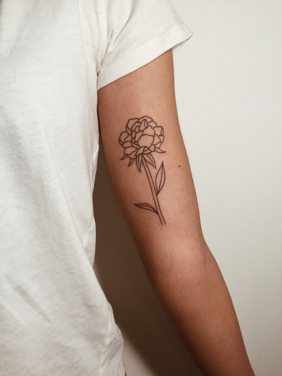 Tatouage Pivoine Minimaliste Sur Le Bras