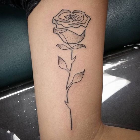 Tatouage Rose Grise En Trait Unique Sur Le Bras