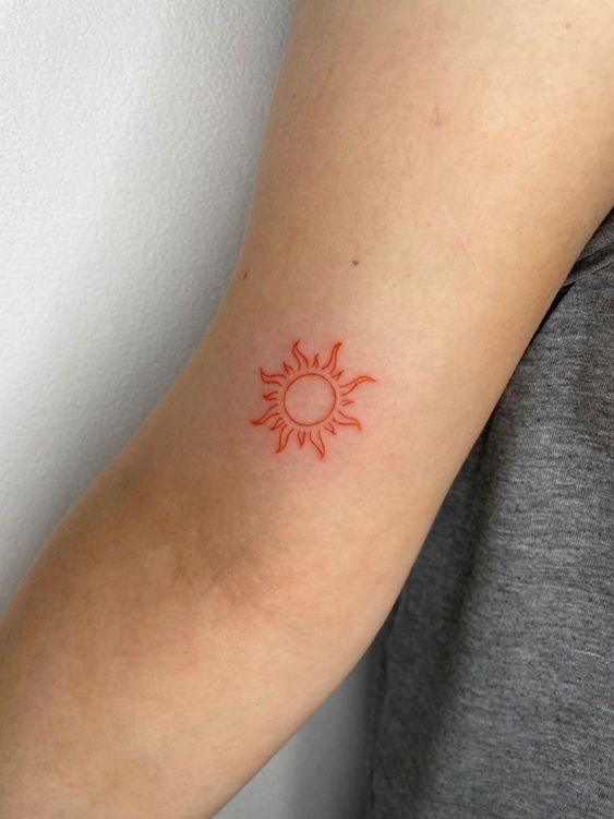 Tatouage Soleil Orange Discret Sur Le Bras