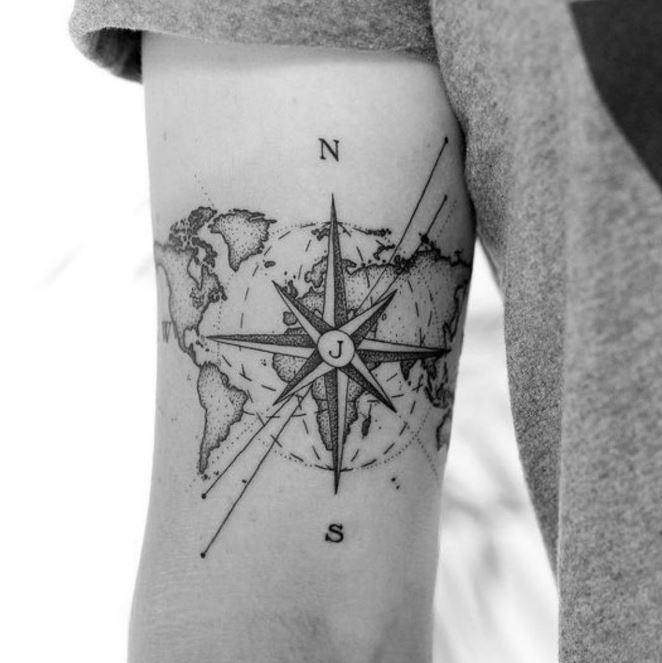 Tatouage Boussole Et Carte Sur Le Bras