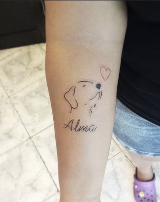 Tatouage Chien Minimaliste Avec Coeur Et Prénom Sur L'avant Bras