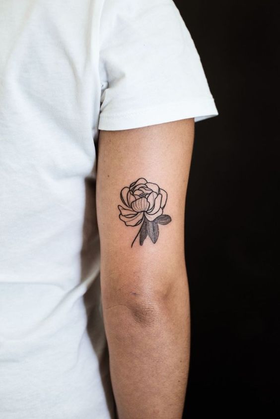 Tatouage Pivoine à L'encre Noire Sur Le Bras