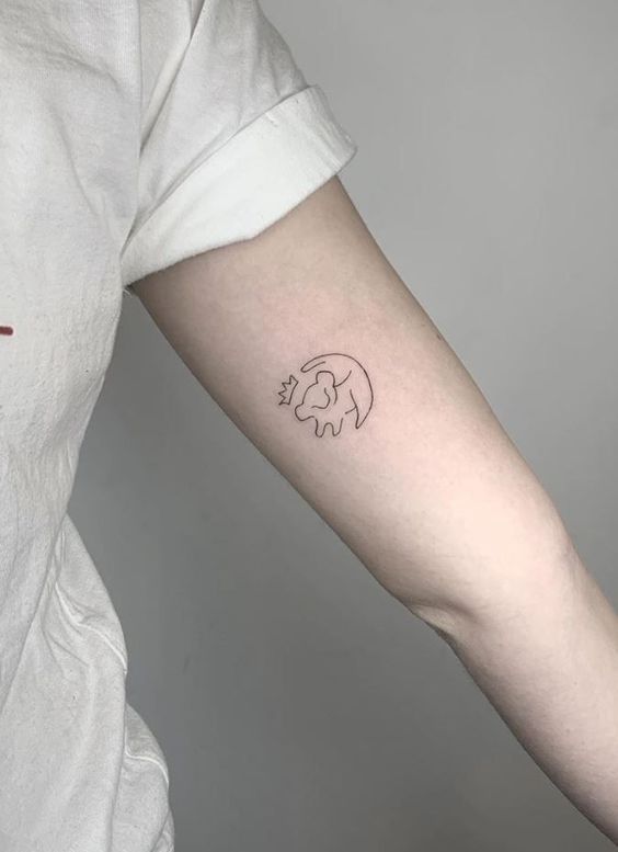 Tatouage Simba Minimaliste Sur Le Bras