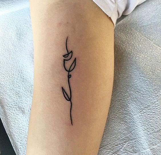 Tatouage Tulipe En Trait Unique Sur Le Bras