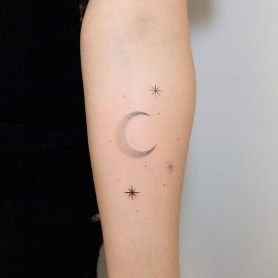 Tatouage Lune Et étoiles Minimalistes Sur L'avant Bras
