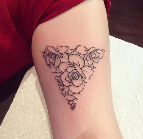 Tatouage Pivoine Dans Un Triangle Sur Le Bras
