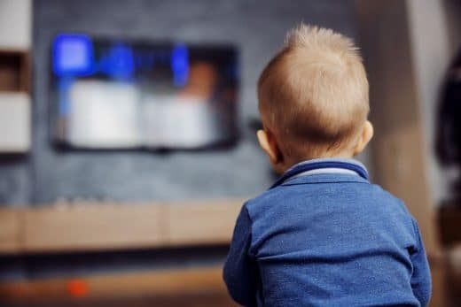 Bébé Devant Une Télé