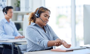 Jeune Agente De Télémarketing Souffrant De Douleurs Au Poignet A Cause De La Tendinite